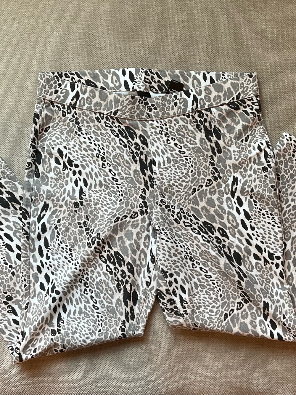 Hue Animal Print Skinny Capri Pants in Neutral Tones Size Large